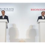 会見するホンダ 三部敏宏社長(右)と日産 内田誠社長