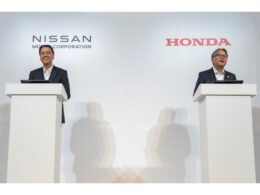 会見するホンダ 三部敏宏社長(右)と日産 内田誠社長