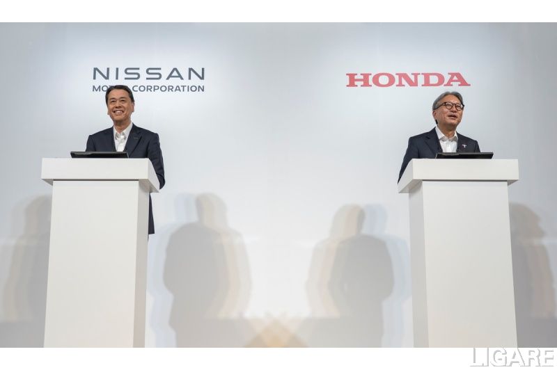 会見するホンダ 三部敏宏社長(右)と日産 内田誠社長