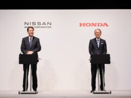 左から日産内田社長、ホンダ三部社長 日産プレスリリースより