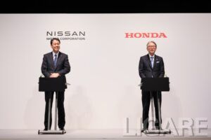 左から日産内田社長、ホンダ三部社長 日産プレスリリースより