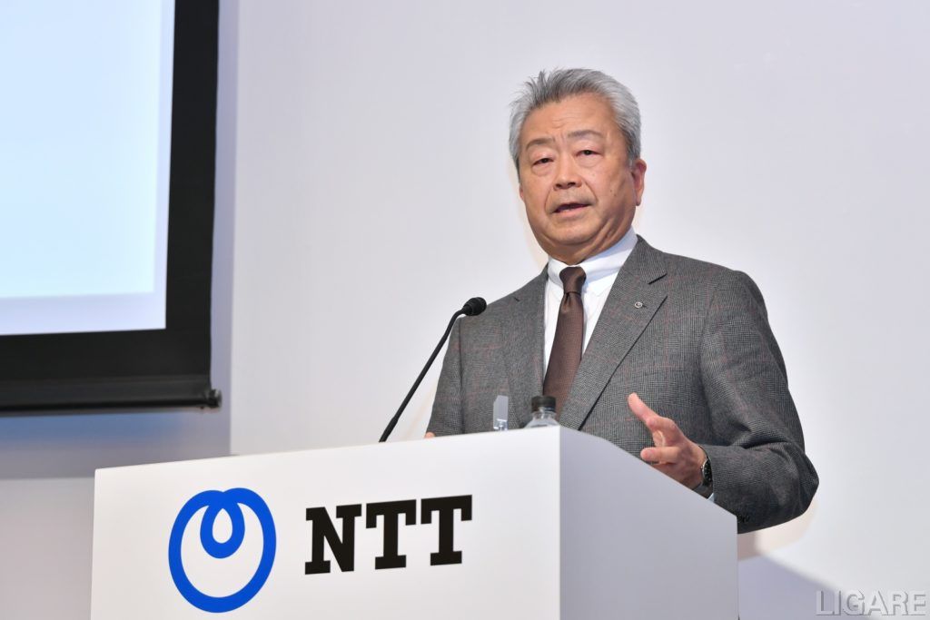 トヨタとの共同会見でプレゼンを行うNTT 澤田社長