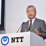 トヨタとの共同会見でプレゼンを行うNTT 澤田社長