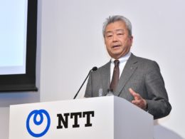 トヨタとの共同会見でプレゼンを行うNTT 澤田社長