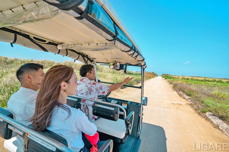 津堅島内をEVカートで巡回運行する様子(提供:イメイド)