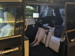 「移動会議室」に乗車する様子