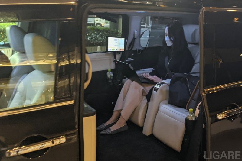 「移動会議室」に乗車する様子