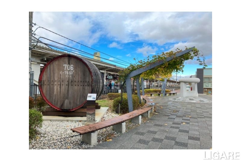 塩尻駅前に設置されたブドウ棚と大きなワイン樽