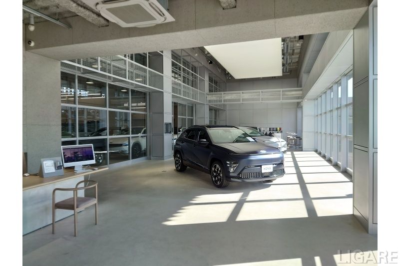 車両が並ぶシックなCXC店内