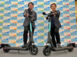 Luup CEOの岡井大輝氏(左)と東京海上日動 イノベーション部長の中西光氏(右)