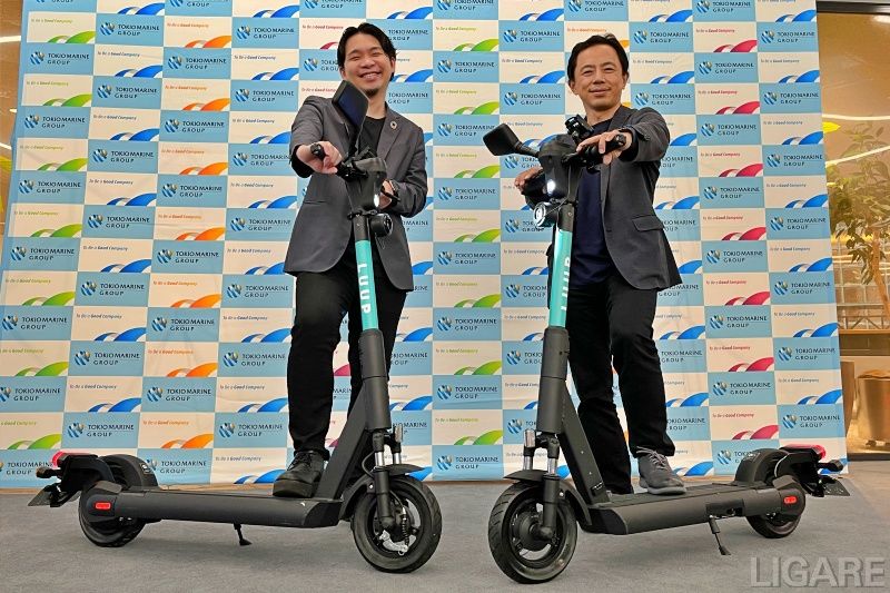 Luup CEOの岡井大輝氏(左)と東京海上日動 イノベーション部長の中西光氏(右)