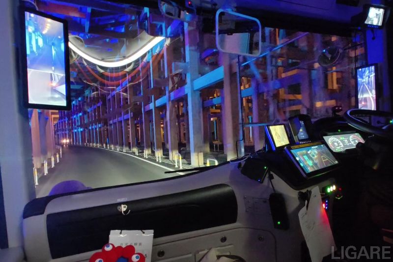 大屋根リング下の車窓景色