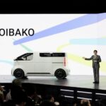 コンセプト車「KAYOIBAKO」と佐藤恒治社長