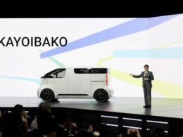 コンセプト車「KAYOIBAKO」と佐藤恒治社長