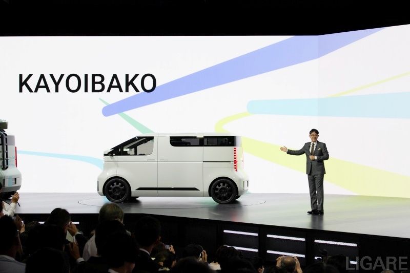 コンセプト車「KAYOIBAKO」と佐藤恒治社長