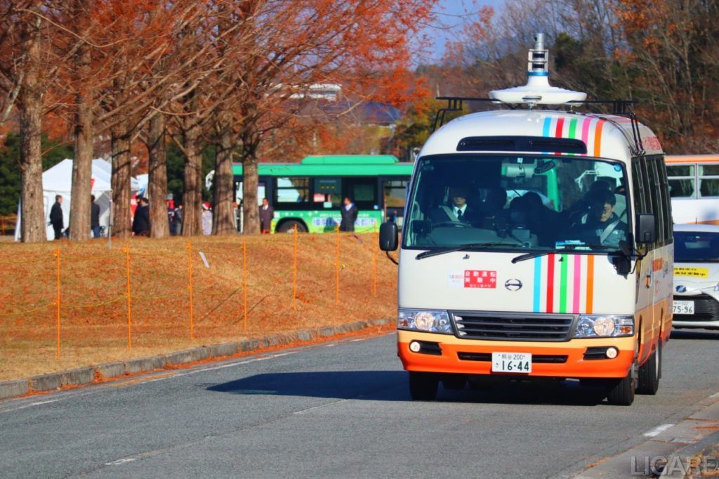 自動運転バスが走行する様子