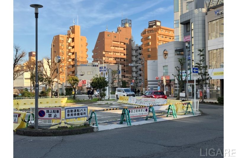 駅南口に実証車両の待機場を設置(編集部撮影)