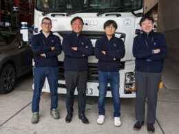 T2代表取締役CEOの下村正樹氏(左から2番目)