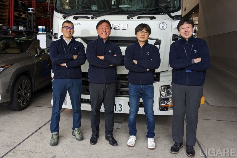 T2代表取締役CEOの下村正樹氏（左から2番目）