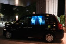 移動体験×映像の「貞子タクシー」が期間限定で走行開始