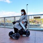 天王寺駅周辺でWHILLに乗る様子(提供:Osaka Metro)