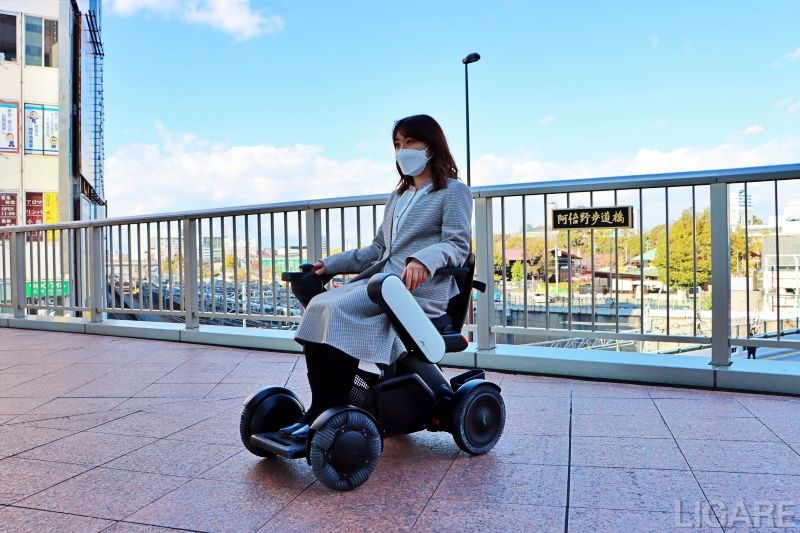 天王寺駅周辺でWHILLに乗る様子(提供:Osaka Metro)