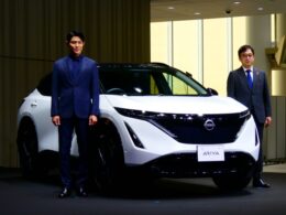 ブランドアンバサダーに就任した俳優の鈴木亮平さん（左）と日産自動車 日本マーケティング＆セールス/日本アフターセールス 執行職の杉本全さん（右）