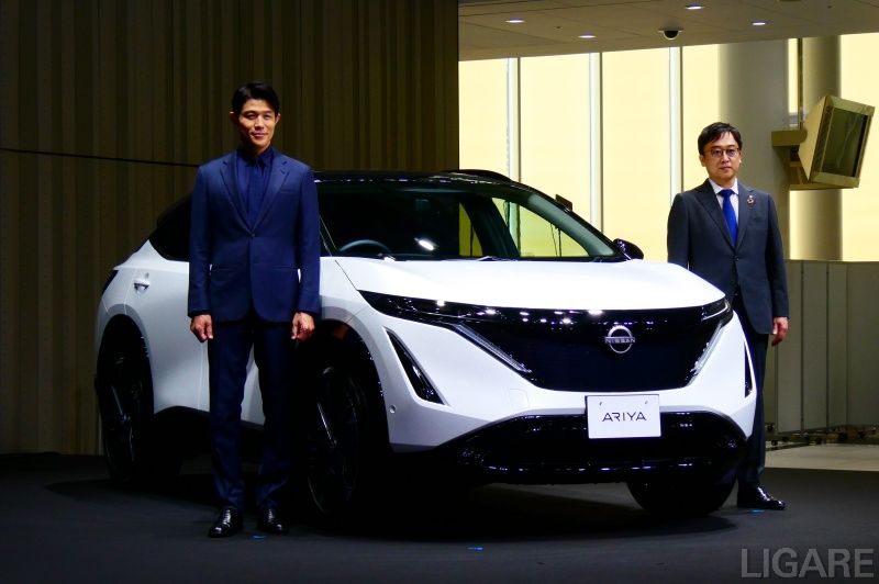 ブランドアンバサダーに就任した俳優の鈴木亮平さん(左)と日産自動車 日本マーケティング&セールス/日本アフターセールス 執行職の杉本全さん(右)