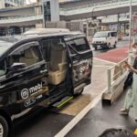 mobiアプリで予約し、到着した車両に乗り込む利用者