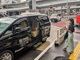 mobiアプリで予約し、到着した車両に乗り込む利用者