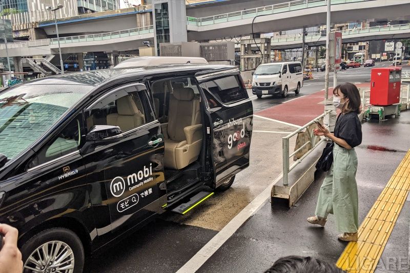mobiアプリで予約し、到着した車両に乗り込む利用者