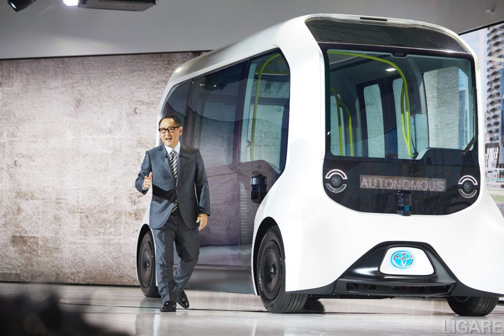 プレスカンファレンスでプレゼンを行う豊田章男社長。後ろに写るのは「e-Palette(東京2020 オリンピック・パラリンピック仕様)」