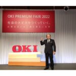 報道陣の撮影に応じるOKIの森孝廣社長