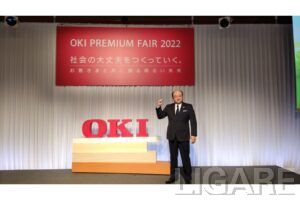 報道陣の撮影に応じるOKIの森孝廣社長