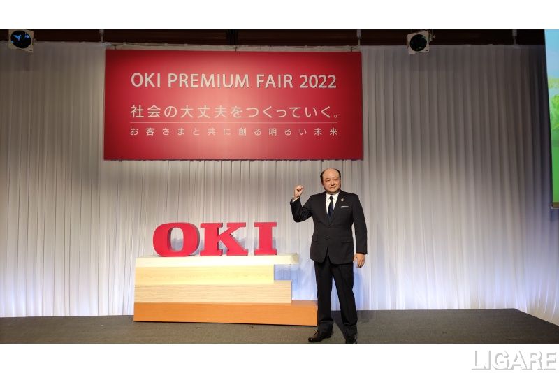 報道陣の撮影に応じるOKIの森孝廣社長