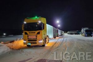 志賀町に届けられたトレーラーハウス