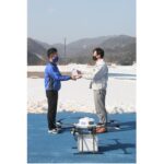 荷物を手渡す様子(佐川急便プレスリリースより)