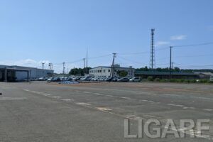 トヨタカローラ秋田本店の店舗裏にある駐車場