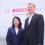 写真右：森川典子 取締役副社長　写真左：クラウス・メーダー代表取締役社長