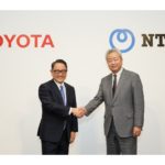 共同会見で握手を交わすトヨタ自動車 豊田章男 社長(左)NTT 澤田純 社長(右)