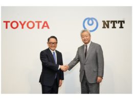 共同会見で握手を交わすトヨタ自動車 豊田章男 社長(左)NTT 澤田純 社長(右)