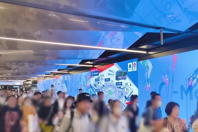夢洲改札内大型LEDビジョン