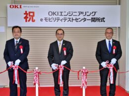 eモビリティテストセンターのテープカットを行うOEGの中井敏久社長(中央)