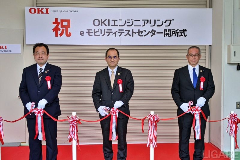 eモビリティテストセンターのテープカットを行うOEGの中井敏久社長(中央)