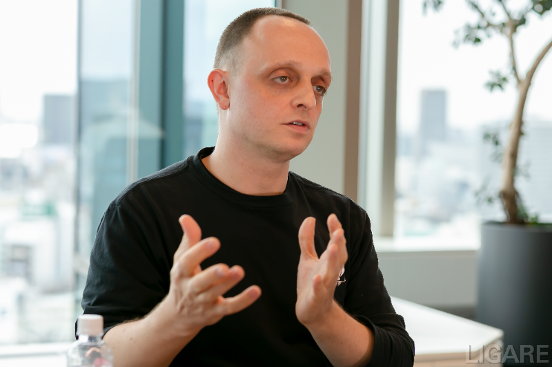 AMPの開発状況について説明するウーブン・プラネット・ホールディングスのマンダリ・カレシーVice President of Automated Driving Strategy and Mapping