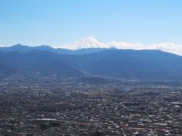 愛宕山から望む甲府盆地と富士山