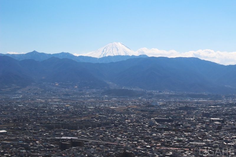 愛宕山から望む甲府盆地と富士山