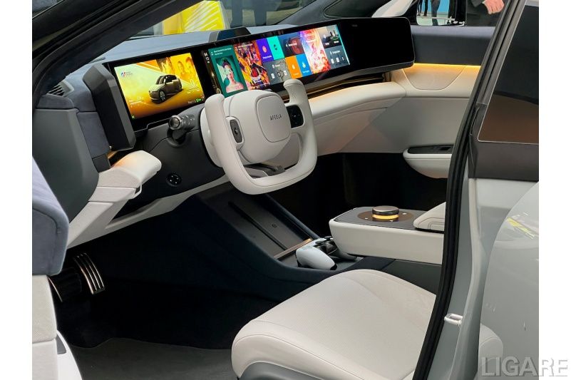 展示車両とコクピット