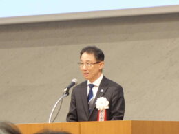 総会で登壇するITS JAPAN山本圭司会長