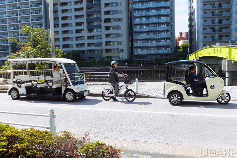 運河沿いに並ぶモビリティ(左からグリーンスローモビリティ・新型電動モビリティ・電動トゥクトゥク)